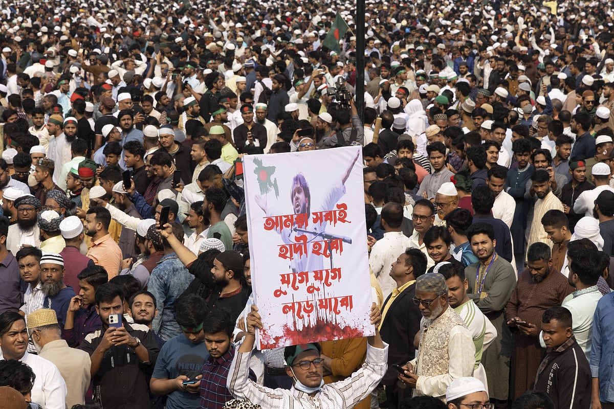 IMAGO / Anadolu Agency  : Sharif Osman Bin Hadi, a frontline leader of the July uprising and convener of the Inqilab Mancha, is laid to rest following a funeral prayer attended by hundreds of thousands at the South Plaza of the National Parliament Complex in Dhaka, Bangladesh, on December 20, 2025. 