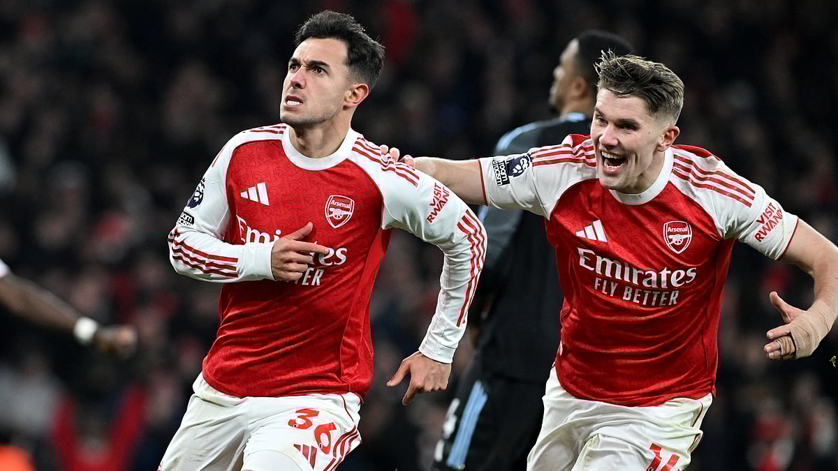 Martin Zubimendi (L) celebrates after scoring Arsenal's second goal