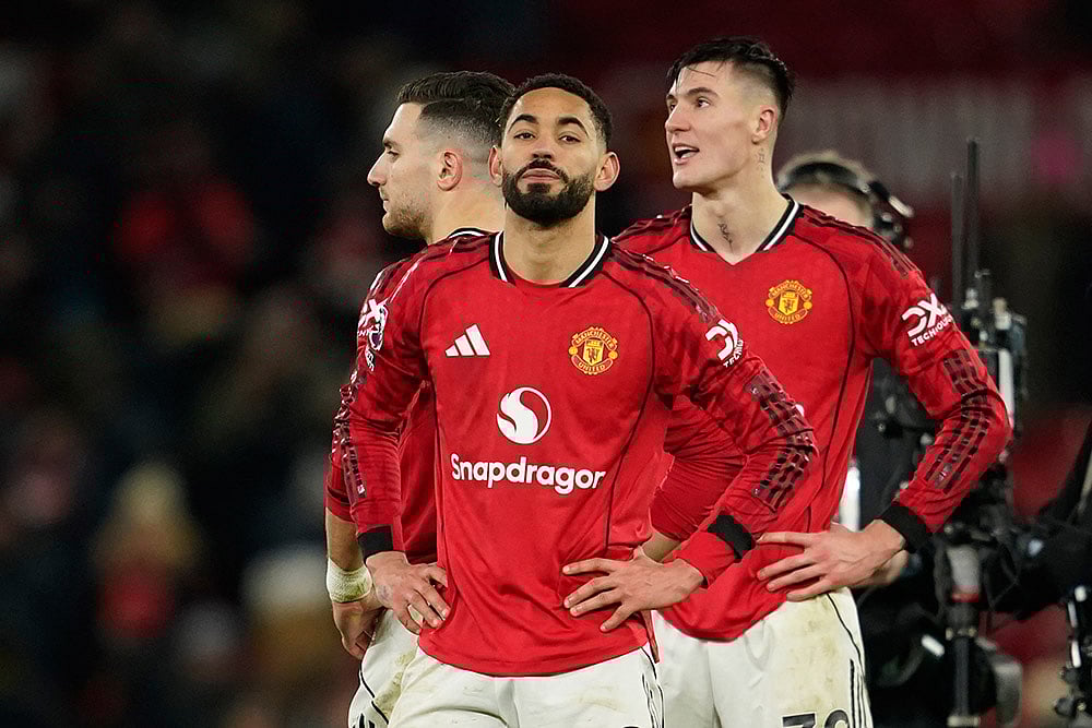 | Photo: AP/Dave Thompson : Manchester Uniteds Diogo Dalot, Matheus Cunha and Benjamin Sesko stand on the pitch disappointed after the English Premier League soccer match between Manchester United and Wolverhampton Wanderers in Manchester, England.
