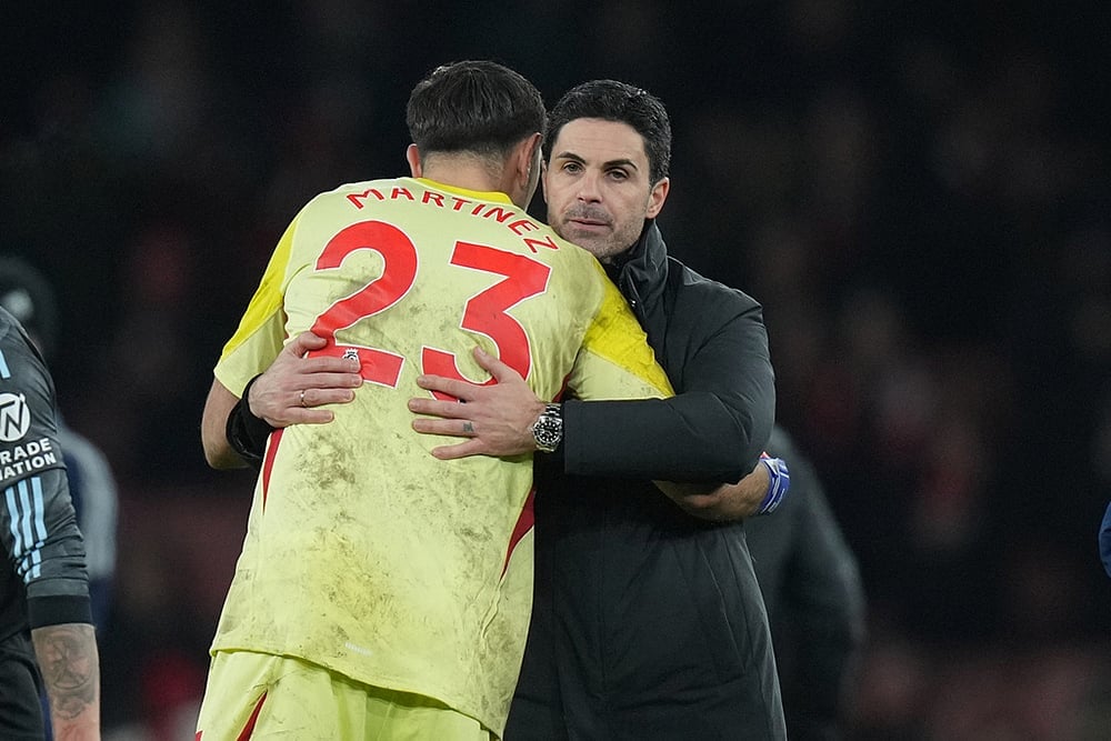 | Photo: AP/Alastair Grant : Arsenals manager Mikel Arteta, right, hugs Aston Villas goalkeeper Emiliano Martinez at the end of the English Premier League soccer match between Arsenal and Aston Villa in London. 