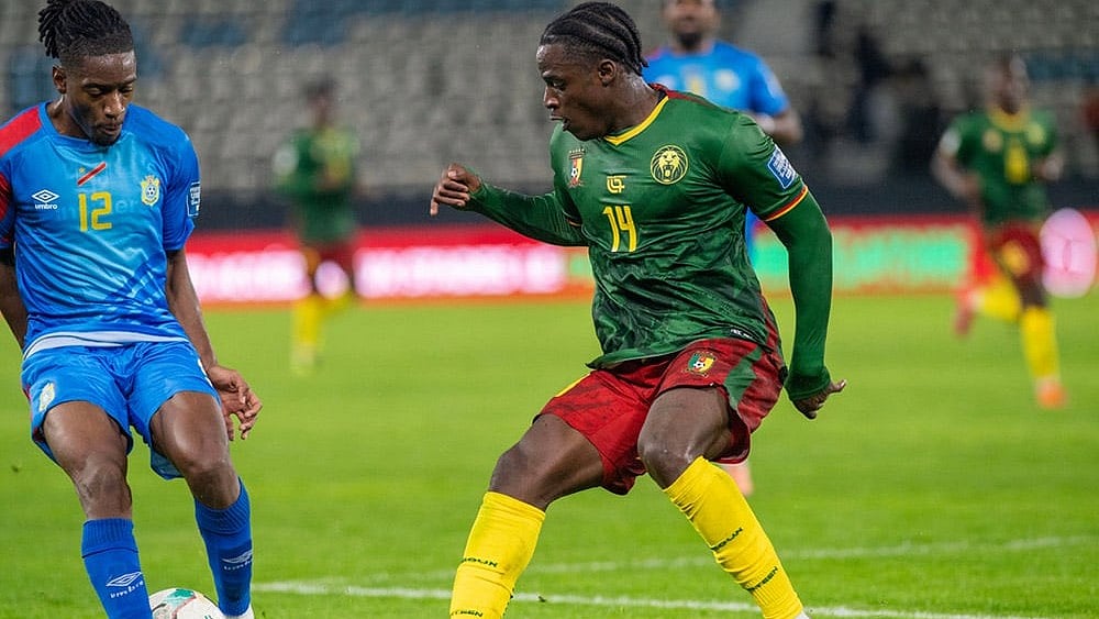 | Photo: AP : Congo's Joris Kayembe, left, and Cameroon's Etta Eyong battle for the ball during a World Cup qualifying soccer match against Cameroon in Rabat, Morocco. 