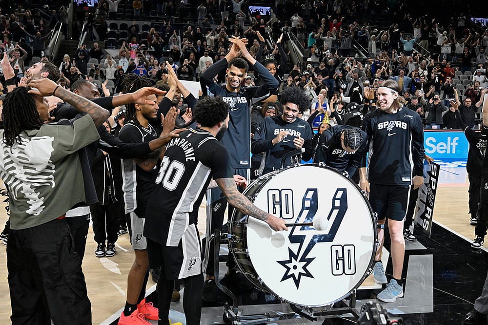 | Photo: AP/Darren Abate : San Antonio Spurs players celebrate their win after their NBA basketball game against the New York Knicks in San Antonio.