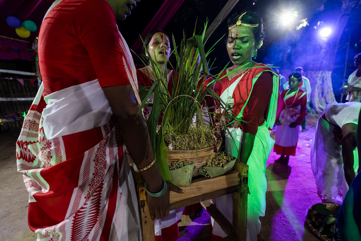 IMAGO / NurPhoto : Karam Festival In Assam Members of the tea tribe community celebrate the vibrant Karam Festival with traditional rituals at a tea estate in Bokakhat, Assam, India, on September 3, 2025. 