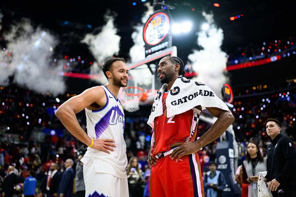 | Photo: AP/William Liang : Utah Jazz forward Kyle Anderson, left, and Los Angeles Clippers forward Kawhi Leonard (2) speak after an NBA basketball game in Inglewood, California. 
