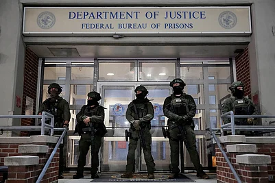 | Photo: AP/Yuki Iwamura : Federal law enforcement personnel stand watch outside the Metropolitan Detention Center as they await the arrival of captured Venezuelan President Nicolas Maduro in New York.