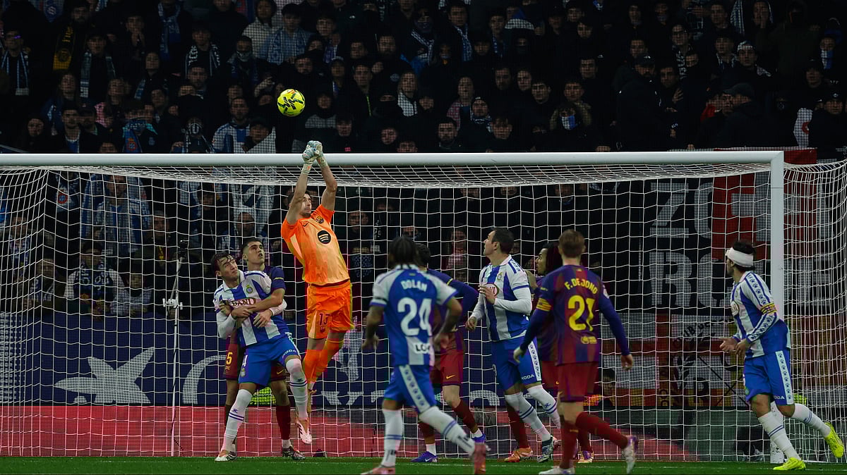 | Photo: AP/Joan Monfort : Barcelona's goalkeeper Joan Garcia, top, clears the ball during the Spanish La Liga soccer match between RCD Espanyol and Barcelona in Barcelona, Spain, Saturday, Jan. 3, 2026.