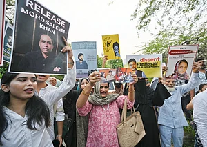 IMAGO / Hindustan Times : Family members along with JNU students participate in the Freedom March at Ganga Dhaba, JNU Campus, following the Delhi High Court™s rejection of bail pleas of Umar, Sharjeel, Meeran, Gulfisha, and others in 2020 riots case, on September 13, 2025 in New Delhi, India.