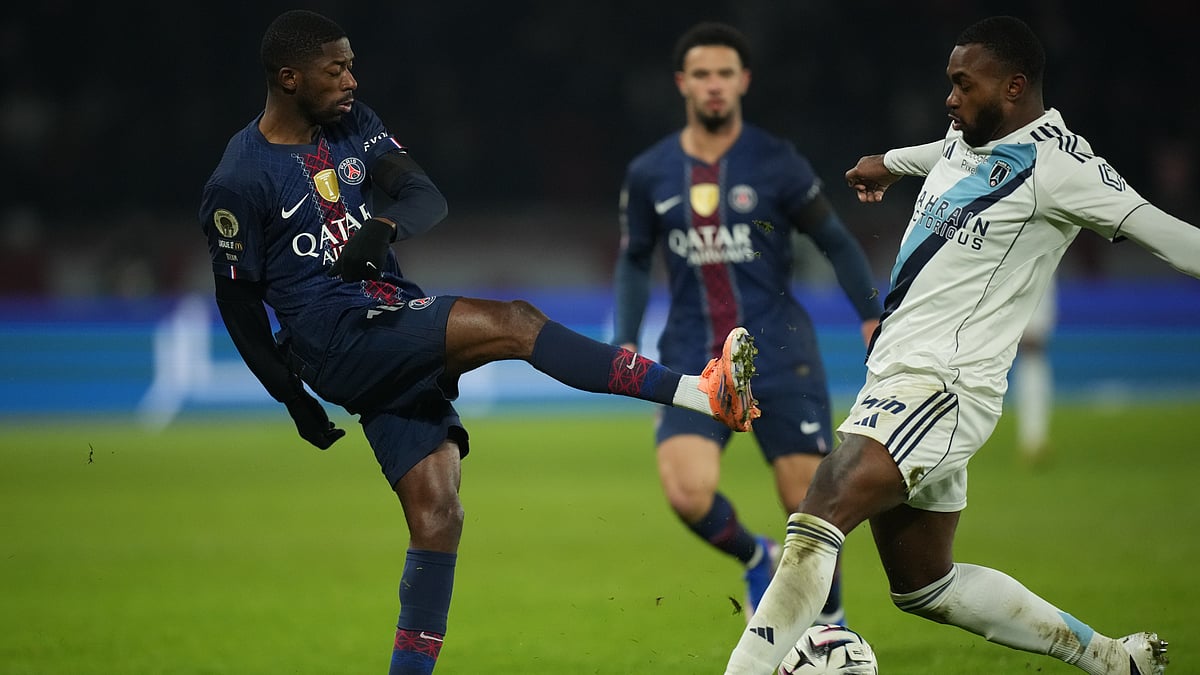 | Photo: AP/Christophe Ena : PSGs Ousmane Dembele, left, and Paris FCs Otavio fight for the ball during the French Ligue 1 soccer match between Paris Saint-Germain and Paris FC in Paris, Sunday, Jan. 4, 2026. 