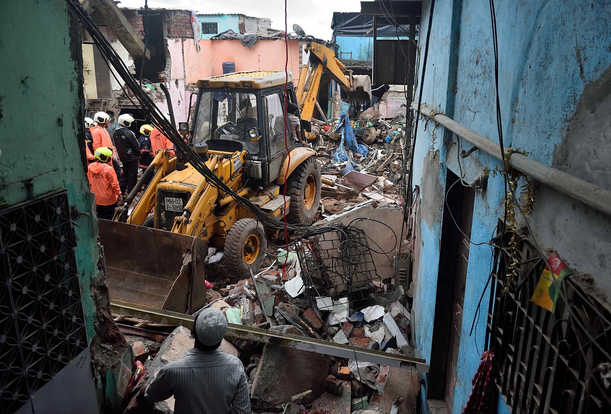IMAGO / Hindustan Times : Hundreds of people have been displaced after demolitions in Malvani. Minister Mangal Prabhat Lodha alleged illegal encroachment of infiltrators, Congress criticised. 