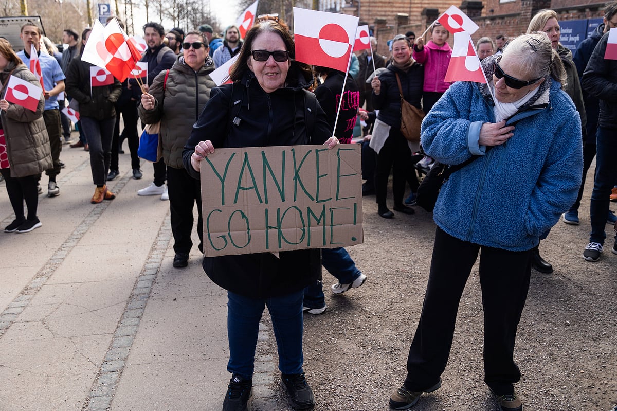 IMAGO/Zuma Wire : A protester carries a placard that says YANKEE GO HOME! during a demonstration against the U.S. (Trump administrations) statements about wanting power over Kalaallit Nunaat Greenland, held in front of the American embassy. Copenhagen Denmark, April 6, 2025
