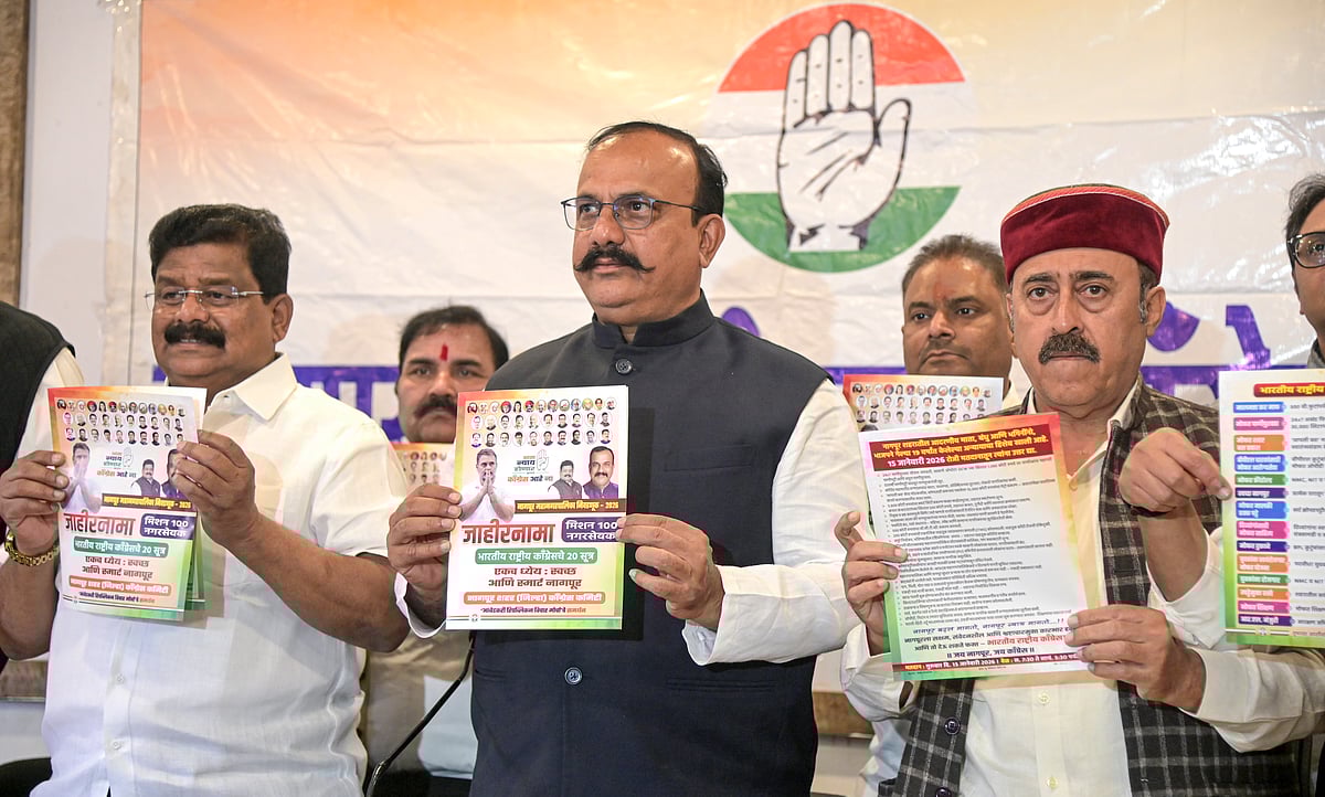 SUNNY SHENDE :  Maharashtra Congress President Harshwardhan Sapkal, centre, releases the party manifesto ahead of the BMC elections