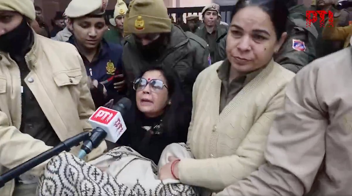 Source: X / PTI : Video screengrab of police detaining TMC MP Mahua Moitra as party MPs protest outside Union Home Minister Amit Shahs office against ED raids on the I-PAC office in Kolkata

