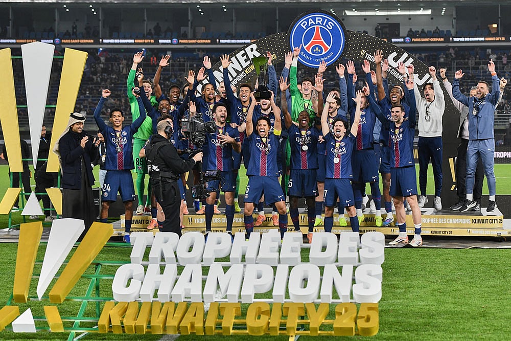 | Photo: AP/Jaber Abdulkhaleg : PSGs Marquinhos holds up the trophy as he celebrates with teammates after the French Super Cup soccer match between PSG and Marseille in Kuwait City, Kuwait.