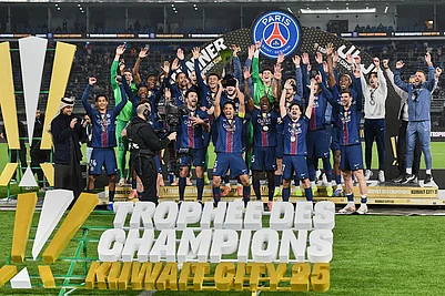 | Photo: AP/Jaber Abdulkhaleg : PSGs Marquinhos holds up the trophy as he celebrates with teammates after the French Super Cup soccer match between PSG and Marseille in Kuwait City, Kuwait.