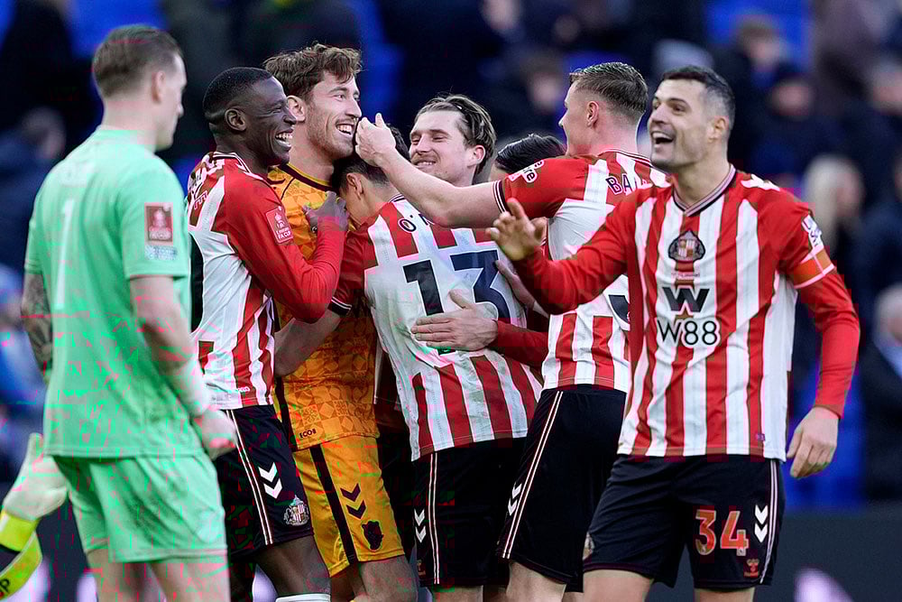 | Photo: Peter Byrne/PA via AP : Sunderland goalkeeper Robin Roefs is congratulated by team-mates following the penalty shoot-out after the Emirates FA Cup third round match between Everton and Sunderland in Liverpool, England.