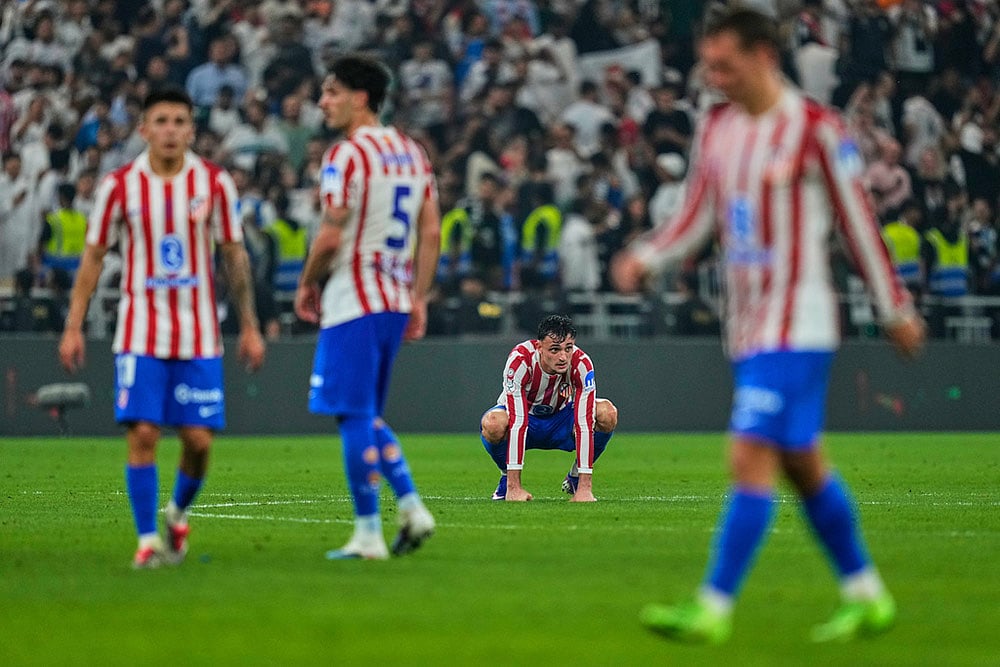 | Photo: AP/Altaf Qadri : Atletico Madrids Marc Pubill, background, reacts after losing the Spanish Super Cup semifinal soccer match against Real Madrid at King Abdullah Sports City Stadium in Jeddah, Saudi Arabia.