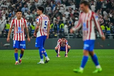 | Photo: AP/Altaf Qadri : Atletico Madrids Marc Pubill, background, reacts after losing the Spanish Super Cup semifinal soccer match against Real Madrid at King Abdullah Sports City Stadium in Jeddah, Saudi Arabia.
