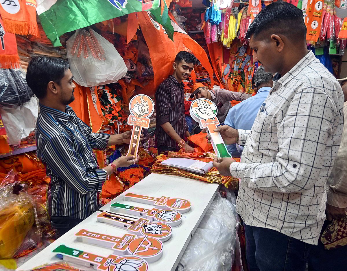 Source: IMAGO / ANI News : A shopkeeper sells election campaign material ahead of BMC election 2026, in Mumbai.