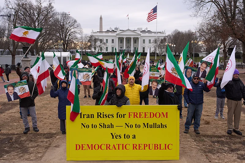 Evan Vucci : upporters of the National Council of Resistance of Iran rally outside the White House for regime change in Iran, Wednesday, Dec. 31, 2025, in Washington.