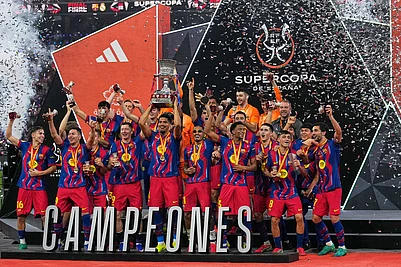 | Photo: AP/Altaf Qadri : Barcelona players celebrate after winning the Spanish Super Cup final soccer match against Real Madrid at King Abdullah Sports City Stadium in Jeddah, Saudi Arabia.