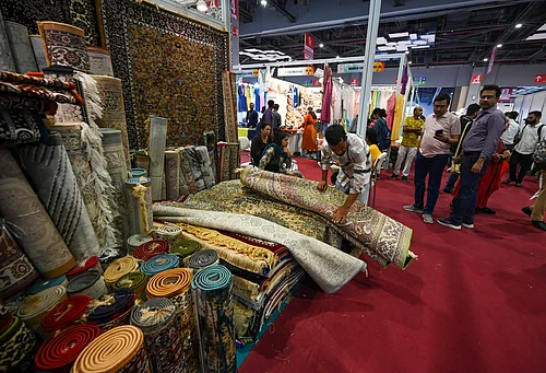 Imago/hindustan times : Indians check out products from Iran at the international trade fair at Pragati Maidan.