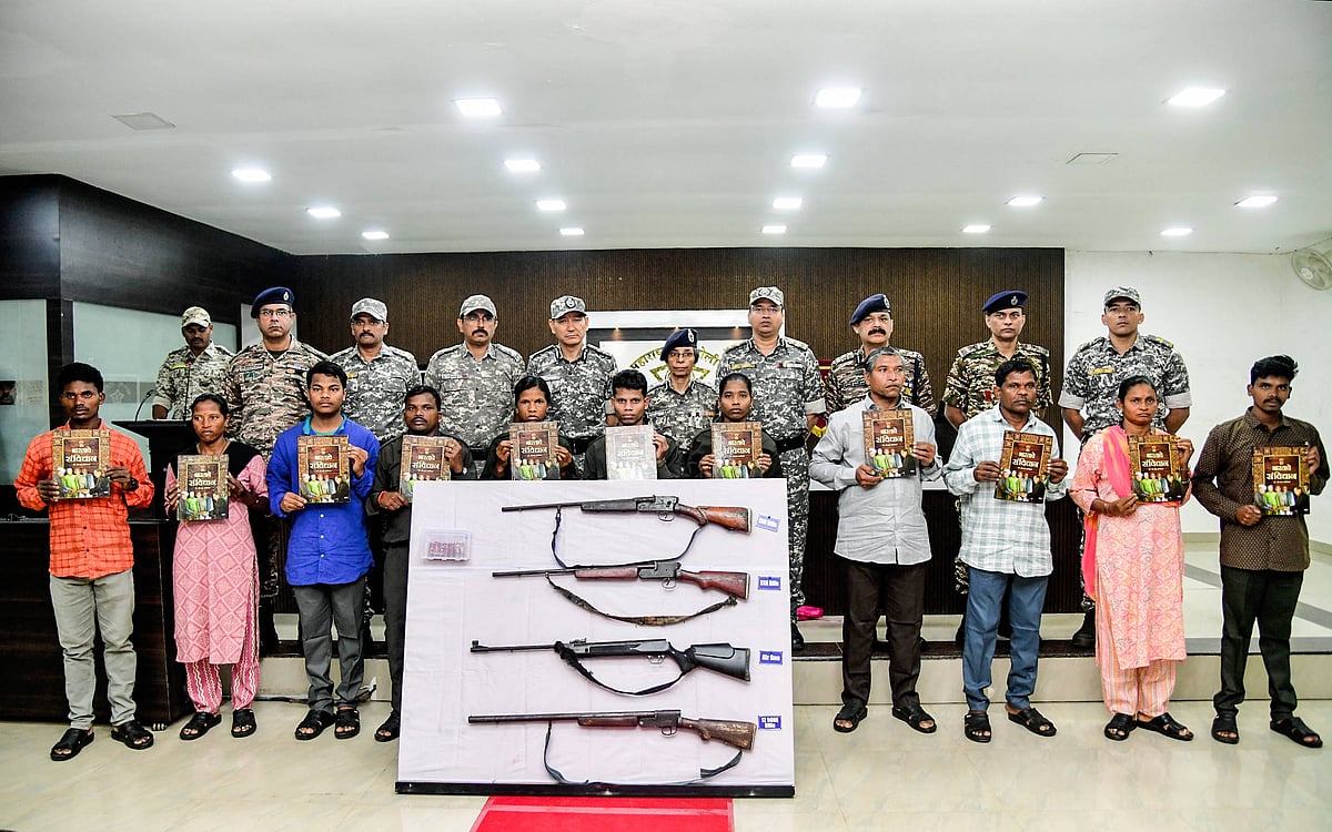 IMAGO / ANI News  : Maharashtra DGP Rashmi Shukla and others during the surrender of eleven hardcore senior Naxal cadres, in Gadchiroli. 