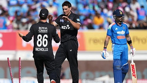 (AP Photo/Ajit Solanki) : New Zealands Kristian Clarke, centre, celebrates with teammate after the dismissal of Indias Virat Kohli, right, during the second One Day International cricket match between India and New Zealand in Rajkot, India, Wednesday, Jan. 14, 2026