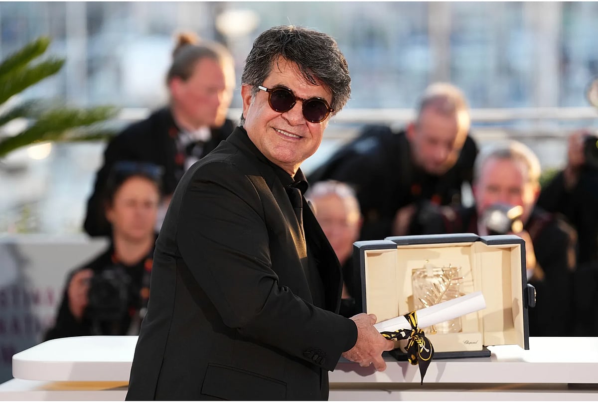 Instagram  : Panahi holding the Cannes Palme d’Or