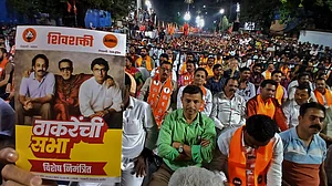 IMAGO / Hindustan Times : : Shiv Sena UBT and MNS supporters during joint campaign meeting of Shiv Sena (UBT) and the MNS alliance municipal corporation general elections on January 12, 2026 in Thane, India. (Photo by Praful Gangurde Hindustan Times) SS UBT Chief Uddhav Thackeray And MNS chief Raj Thackeray Address Joint Campaign Meeting For TMC Elections
