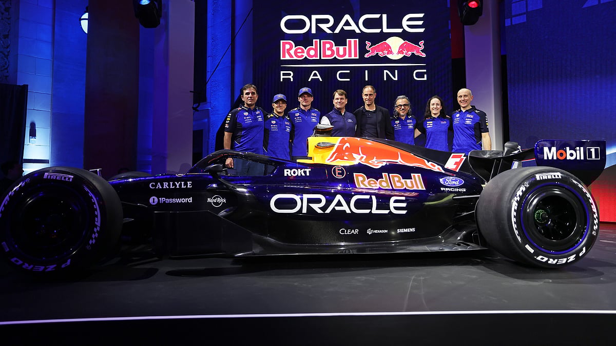 Mark Thompson/Getty Images : Oracle Red Bull Racing team posing with the new F1 car.