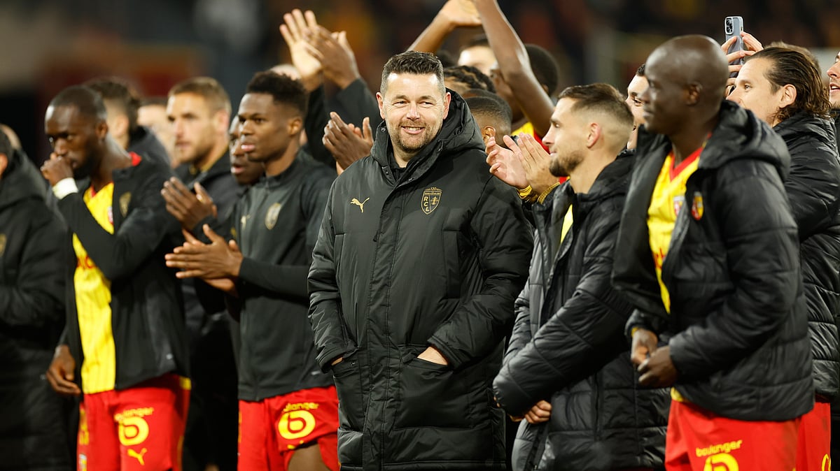 | Photo: AP/Jean-Francois Badias : Lens' head coach Pierre Sage celebrates with players after the French League One soccer match between Lens and Marseille in Lens, France, Saturday, Oct. 25, 2025.