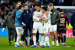 | Photo: AP/Jose Breton : Real Madrid's Kylian Mbappe (10) and teammates celebrate at the end of the Spanish La Liga soccer match against Levante in Madrid, Spain.