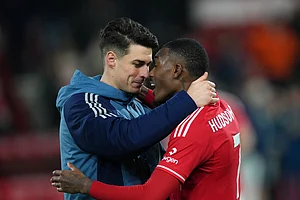 | Photo: AP/Dave Shopland : Arsenal's goalkeeper Kepa Arrizabalaga, left, and Nottingham Forest's Callum Hudson-Odoi embrace at the end of the English Premier League soccer match between Nottingham Forest and Arsenal in Nottingham, England.