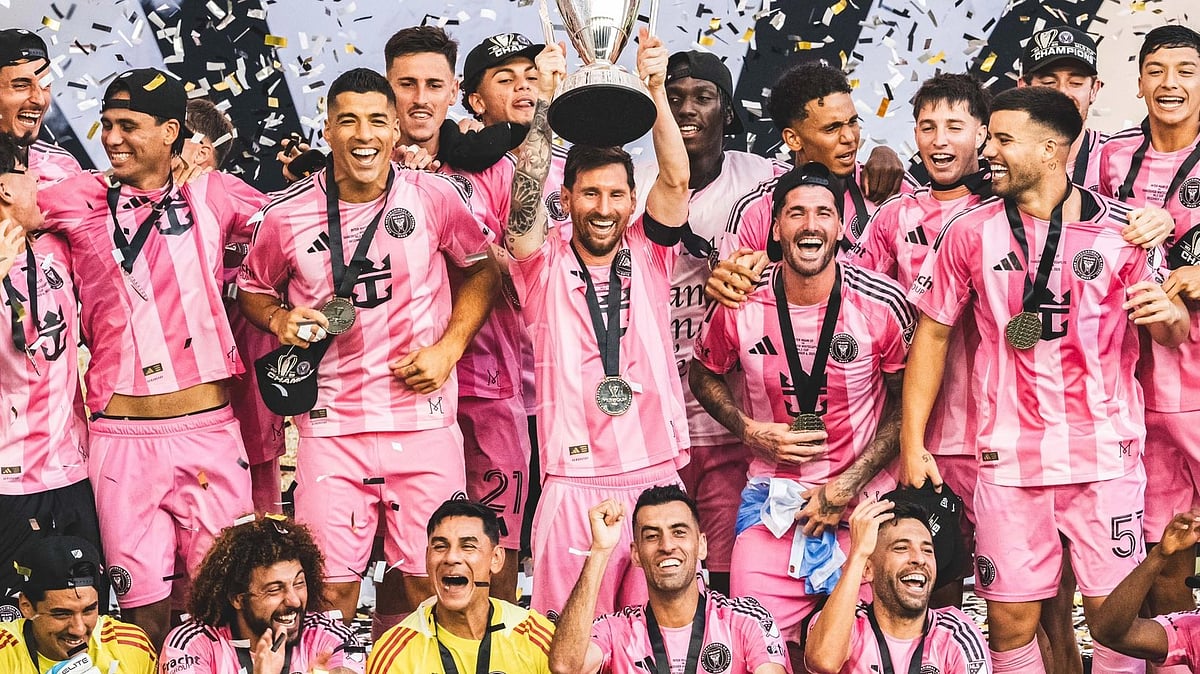 | Photo: X/InterMiamiCF : Inter Miami with the 2025 MLS Cup trophy.
