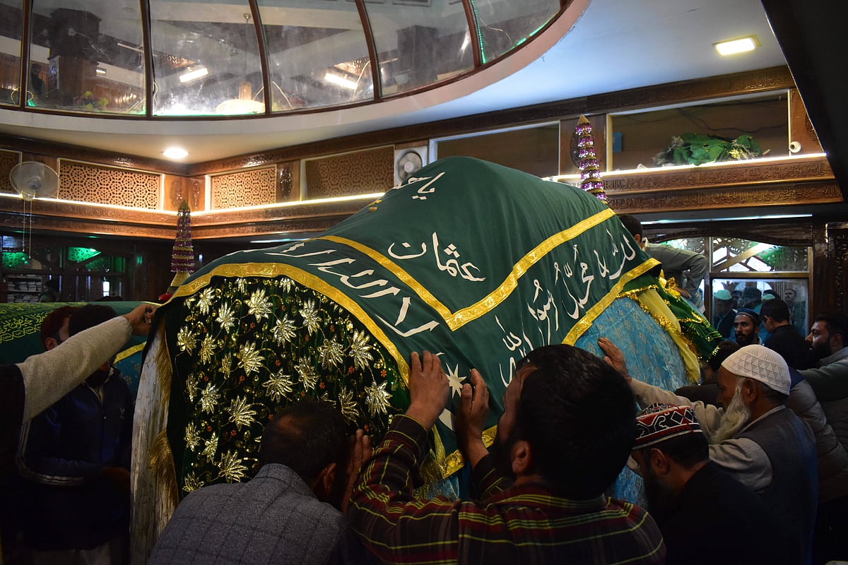  IMAGO / aal.photo
 : Sheikh ul Alam Posthumous Ceremony Devotees gather at Charar-e-Sharief to take part in the Poshakbandi ceremony, where the grave of Sheikh-ul-Alam is adorned with a new cloth. Sheikh ul Alam, also known as Nund Rishi, was a 14th-century Kashmiri Sufi saint and poet who preached peace, simplicity, and harmony between religions. He is the founder of the Rishi order and is regarded as the patron saint of Kashmir.
