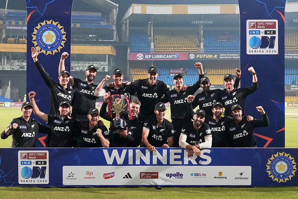 Photo: AP/Rafiq Maqbool : New Zealands players pose with the trophy after winning the One Day International cricket series against India in Indore, India.