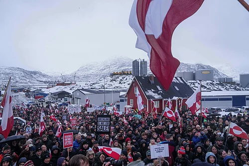 EVGENIY MALOLETKA : People protest against Trumps policy towards Greenland in front of the US consulate in Nuuk, Greenland, Saturday, Jan. 17, 2026.