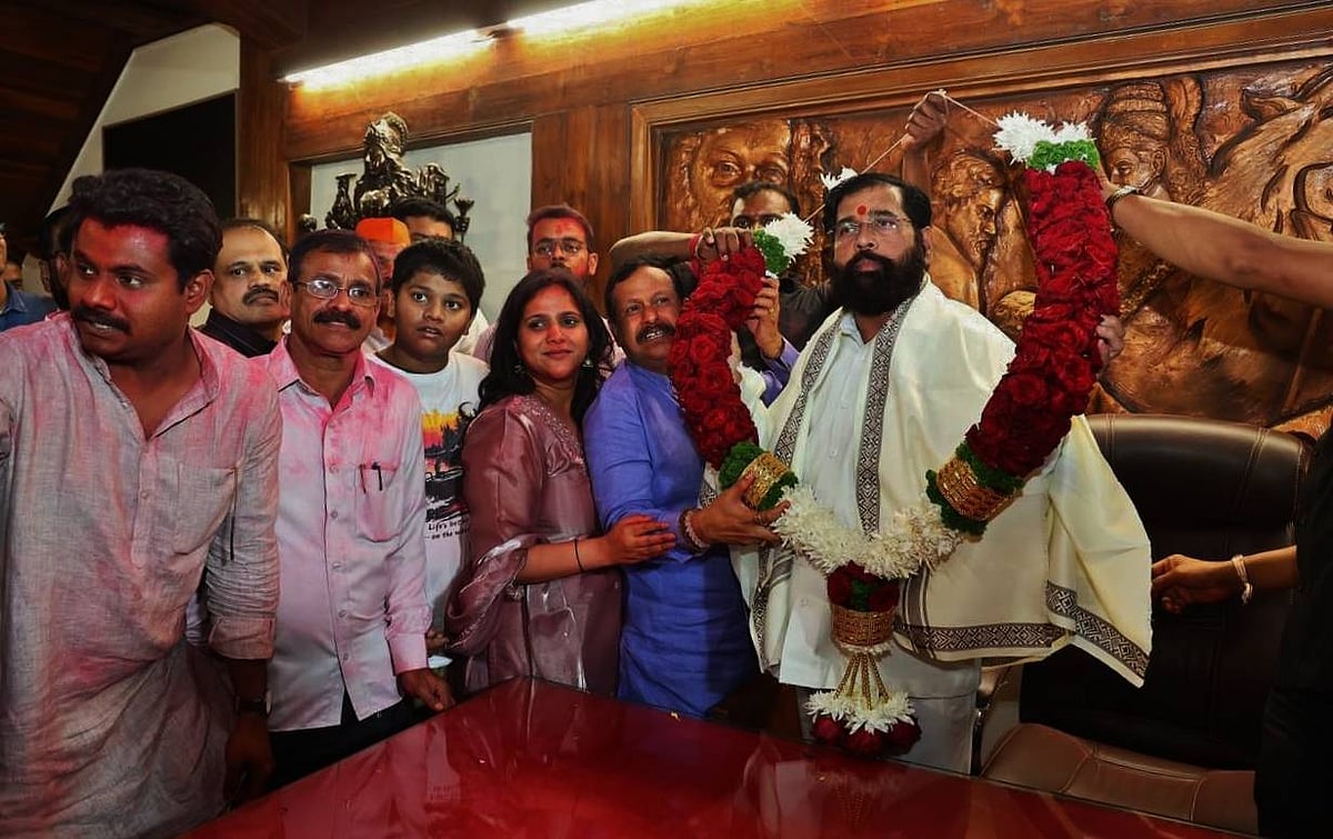 IMAGO / Hindustan Times : Eknath Shinde emerged as king maker for BMC, securing 29 seats with Shiv Sena (Shinde faction). Shinde now bargains for equal stakes in power. 