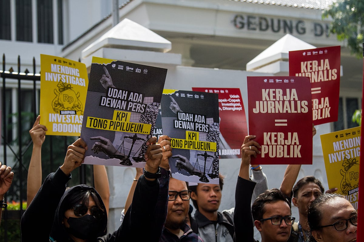 Shutterstock : Bandung, Indonesia - May 29 2024: Journalists take part in a protest against the latest draft revision of the broadcasting rules.
