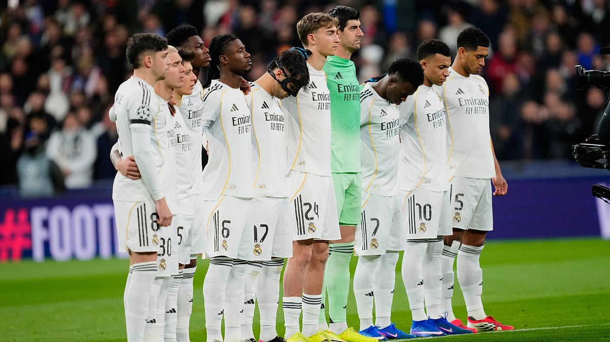 | Photo: AP/Jose Breton : Real Madrid players observe a minute's silence for the victims of the train collision in Adamuz, ahead of during a Spanish the Champions League opening phase soccer match between Real Madrid and Monaco in Madrid on Tuesday, Jan. 20, 2026. 