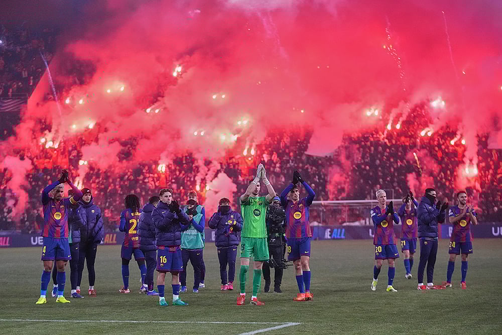 | Photo: AP/Petr David Josek : Barcelona players applaud fans at the end of the the Champions League opening phase soccer match between Slavia Prague and Barcelona in Prague, Czech Republic.