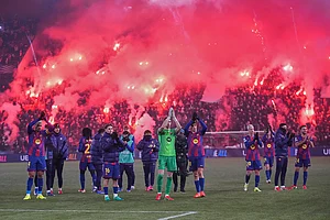 | Photo: AP/Petr David Josek : Barcelona players applaud fans at the end of the the Champions League opening phase soccer match between Slavia Prague and Barcelona in Prague, Czech Republic.