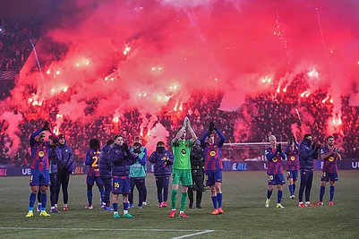 | Photo: AP/Petr David Josek : Barcelona players applaud fans at the end of the the Champions League opening phase soccer match between Slavia Prague and Barcelona in Prague, Czech Republic.