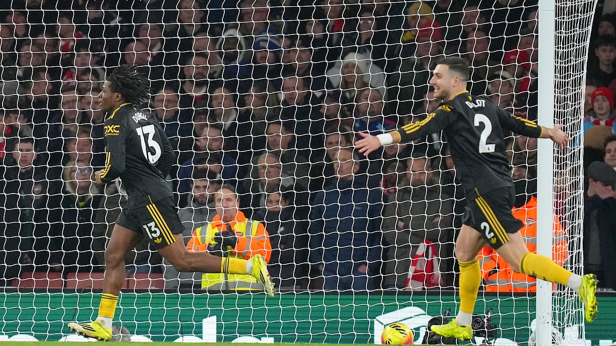 (AP Photo/Kirsty Wigglesworth) : Manchester United's Patrick Dorgu, left, celebrates scoring his side's second goal during the English Premier League soccer match between Arsenal and Manchester United in London, Sunday, Jan. 25, 2026.