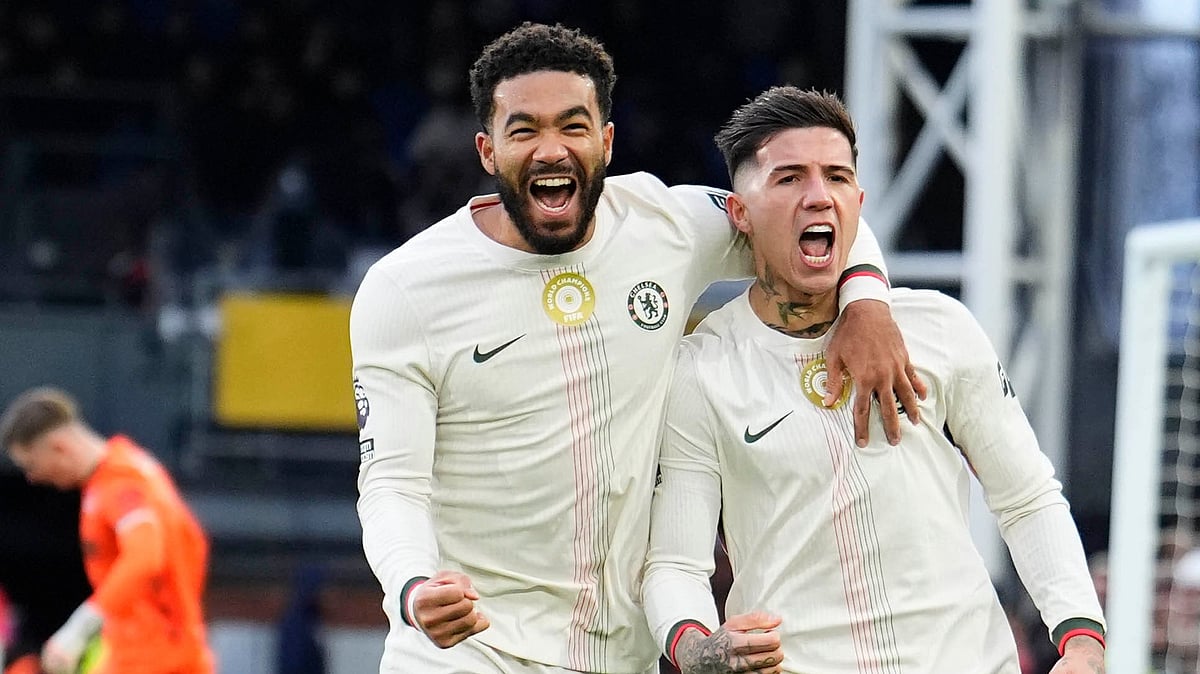 (Jordan Pettitt/PA via AP) : Chelsea's Enzo Fernandez, right, celebrates scoring during the English Premier League soccer match between Crystal Palace and Chelsea in London, Sunday Jan. 25, 2026. 