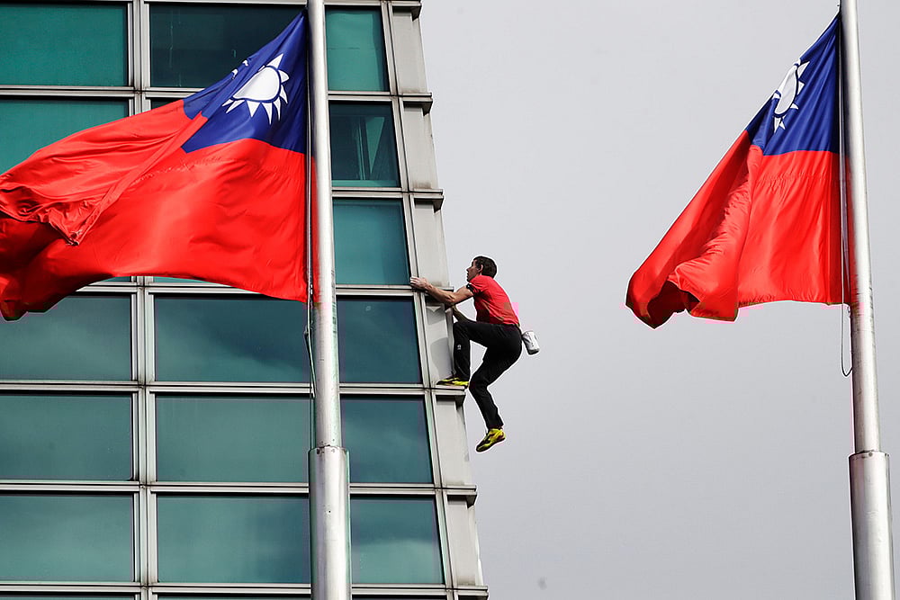 | Photo: AP/Chiang Ying-ying : Rock climber Alex Honnold, of the U.S., performs a free solo climb of the Taipei 101 skyscraper in Taipei, Taiwan.