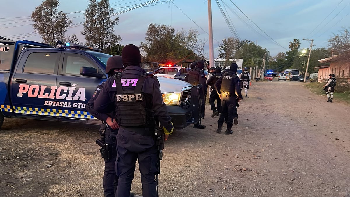 X/AsiaWarZone : Mexican police arrive at the scene of crime.