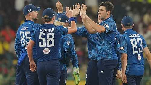(AP Photo/Eranga Jayawardena) : Englands Jamie Overton celebrates with teammates the wicket of Sri Lankas Sri Lankas Pathum Nissanka during the third ODI cricket match between England and Sri Lanka in Colombo, Sri Lanka, Tuesday, Jan. 27, 2026