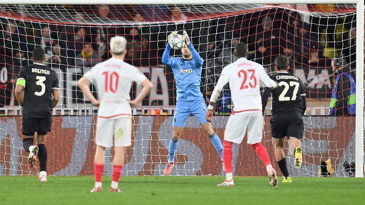 (AP Photo/Philippe Magoni) : Juventus' goalkeeper Mattia Perin, centre, catches the ball during the Champions League opening phase soccer match between Monaco and Juventus in Monaco, Wednesday, Jan. 28, 2026
