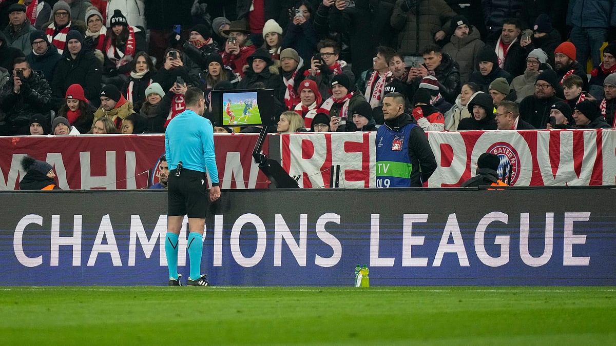 | Photo: AP/Matthias Schrader : Referee Rade Obrenovic checks the VAR screen during the Champions League opening phase match between Bayern Munich and Union Saint-Gilloise, in Munich, Germany, Wednesday, Jan. 21, 2026.